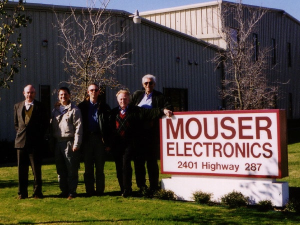 Zdjęcie przedstawiające 4 pracowników Mouser Electronics z roku 1983